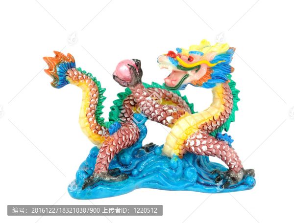 彩色背景上的中國龍雕像
