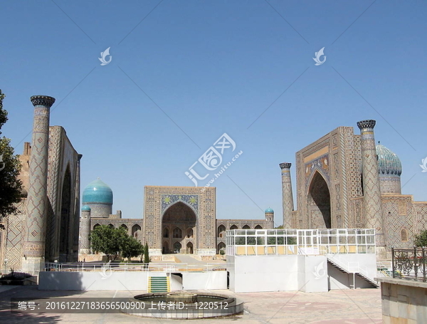 高聳的Registan；撒馬爾罕；烏茲別克斯坦