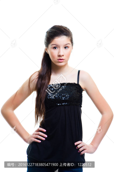 美麗的少女與長的黑色頭發(fā)上孤立的白色