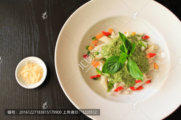 菠菜奶油醬和芝士通心粉