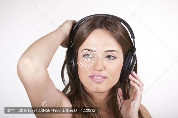 美麗快樂的年輕女子享受音樂