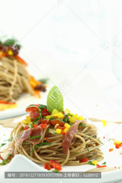 用辣椒、火腿意大利面