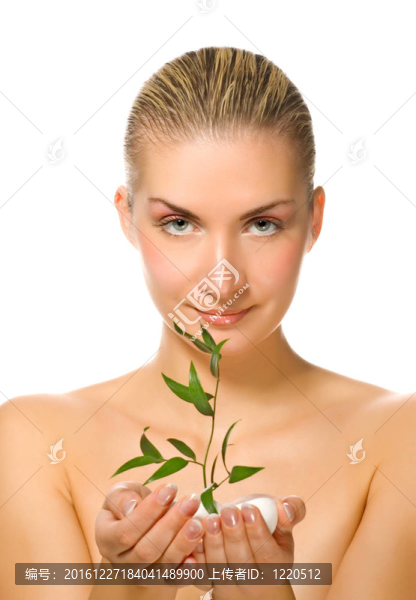 美麗的金發(fā)女孩抱著年輕的植物