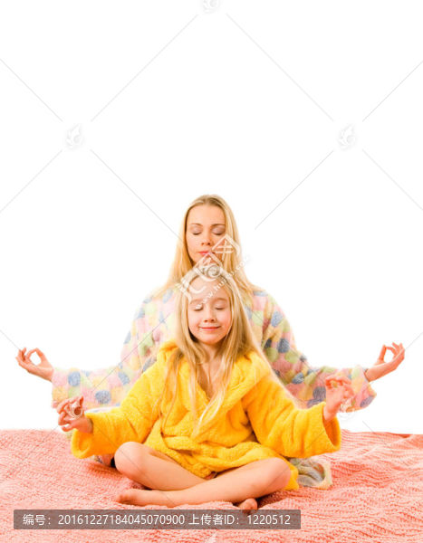 母女坐在床上做瑜伽練習(xí)