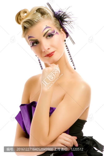 美麗的女人在時(shí)裝與創(chuàng)造性發(fā)型和
