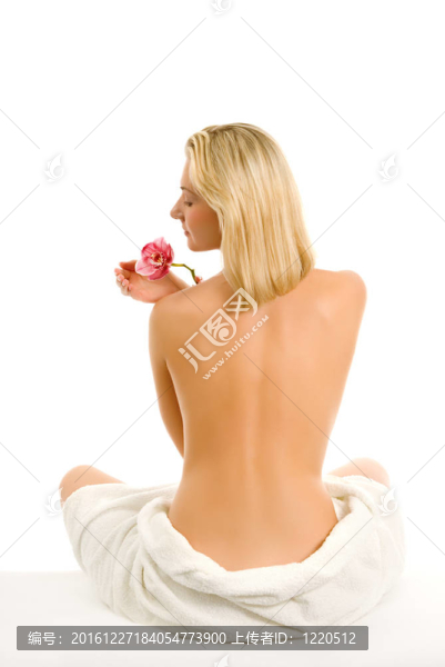 年輕漂亮的女人與蘭花孤立在白色背景