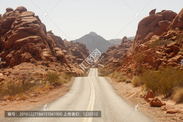 穿越紅巖峽谷的碾壓公路