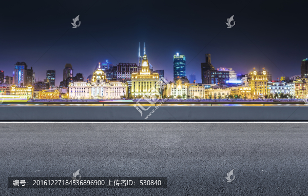 城市道路和上海外灘建筑背景
