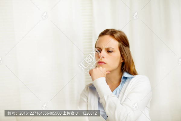 年輕女性在筆記本電腦中的思考