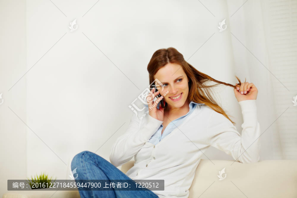 漂亮的年輕女人使用手機(jī)