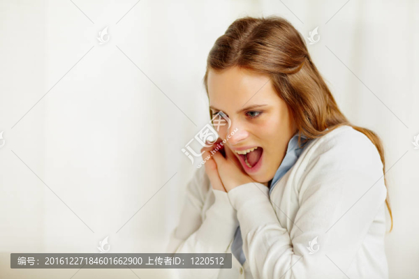 年輕可愛的女人慶祝勝利