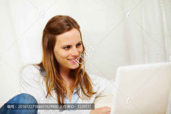 友善的女人在筆記本電腦上工作
