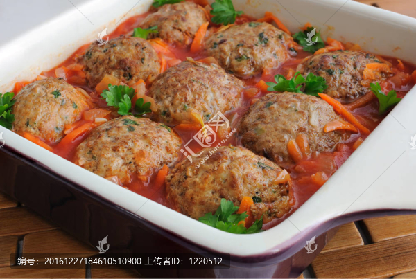 用香草、鍋里的番茄醬肉丸