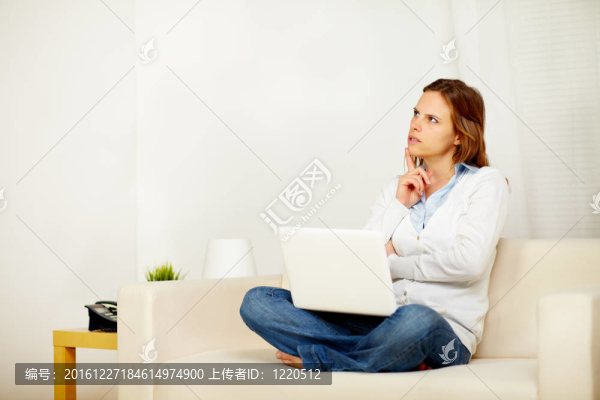 年輕的成年女性用沙發(fā)在沙發(fā)上思考