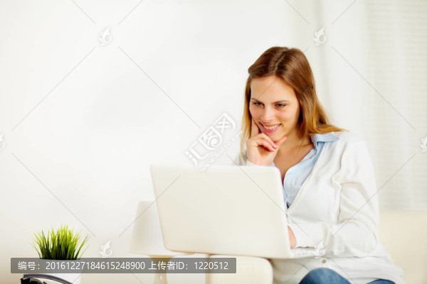 微笑女人使用筆記本電腦