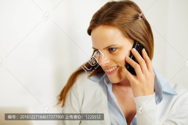 工作在筆記本電腦和手機的女人