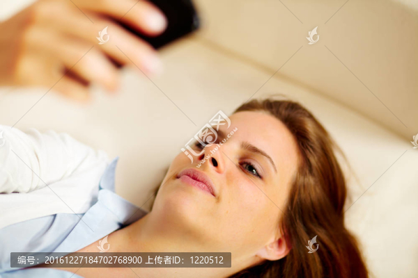 年輕金發(fā)女性使用手機