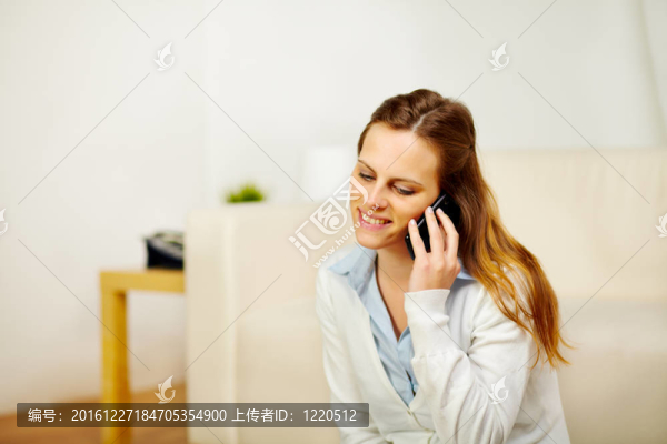 在家里用手機放松的女人