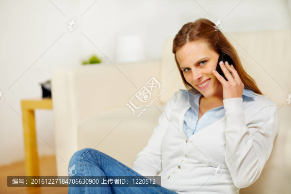 在家里用手機(jī)說話的漂亮女人