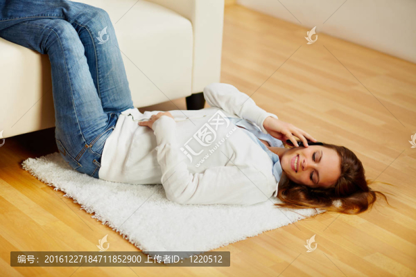 快樂(lè)的女孩在手機(jī)上打電話(huà)