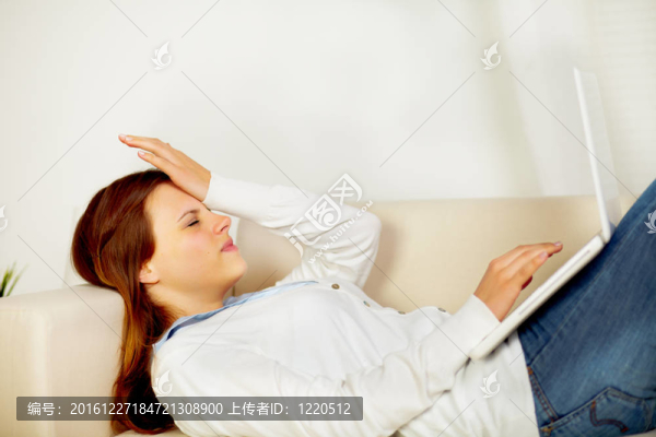 高加索婦女在筆記本電腦上工作