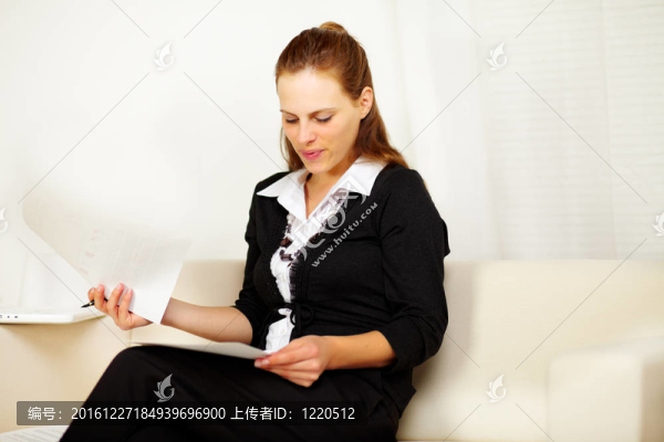 有魅力的商業(yè)女性在家工作