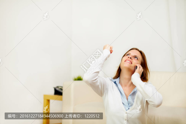 手機(jī)女孩慶祝勝利