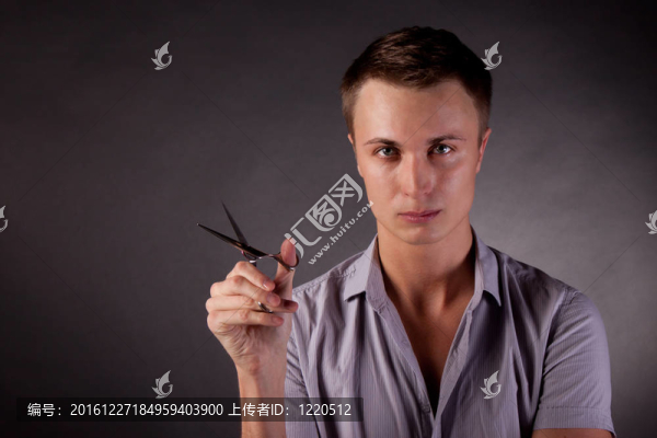 理發(fā)人。梳子；剪刀。