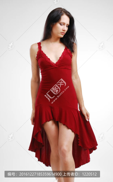 穿雞尾酒服的年輕女子