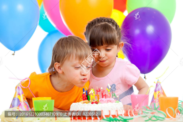孩子們慶祝生日聚會，在蛋糕上吹蠟燭