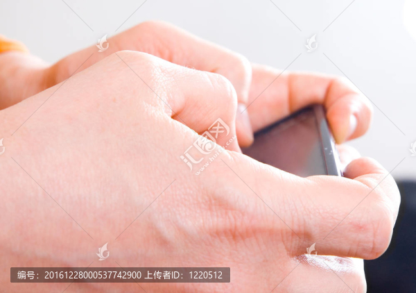 男人的手與智能手機