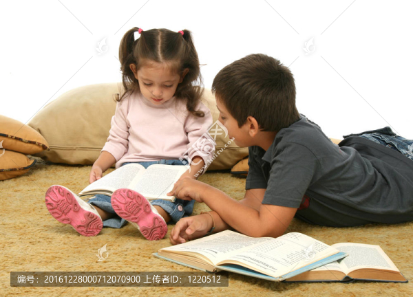 兄妹在地板上看書