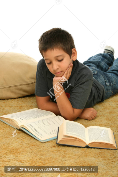 男孩在地板上看書