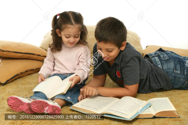 兄妹在地板上看書