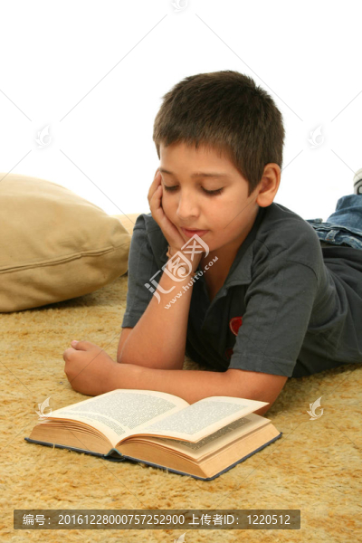 男孩在地板上看書