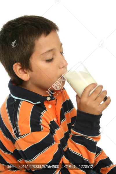 男孩喝了一杯牛奶