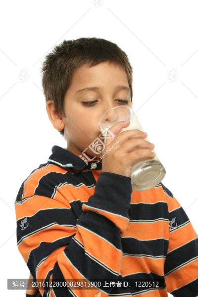 男孩喝了一杯牛奶