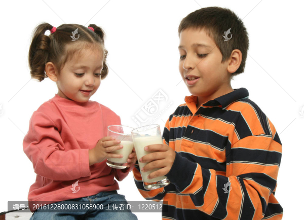 兄妹喝牛奶
