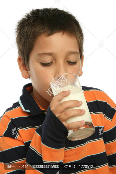 男孩喝了一杯牛奶