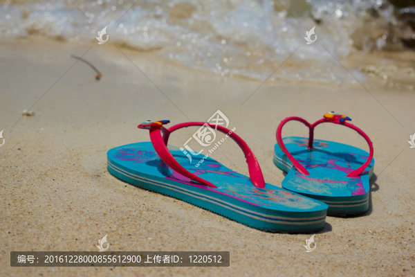 海灘上的彩色拖鞋