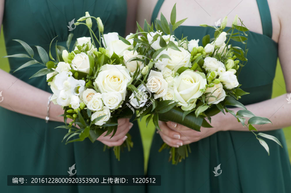 伴娘手捧鮮花