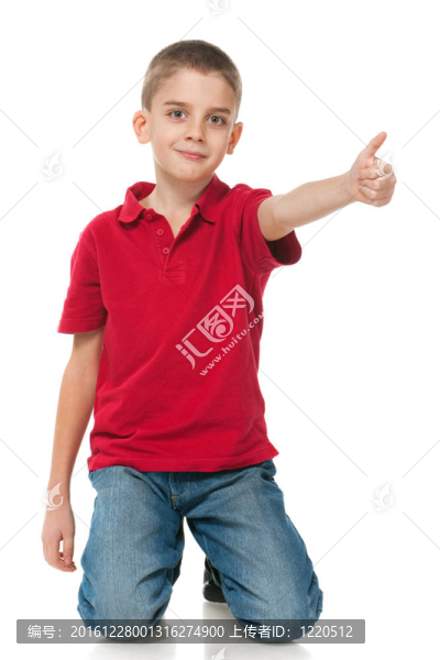 穿著紅色襯衫的微笑男孩