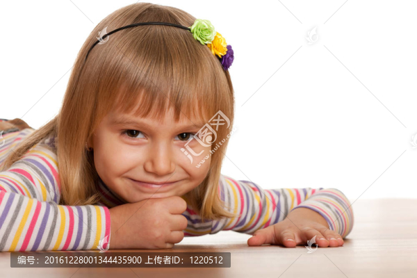 微笑的漂亮女孩在木地板上