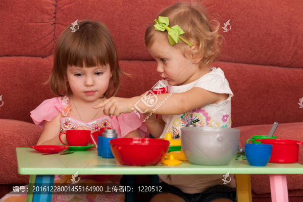 小女孩在桌子上玩