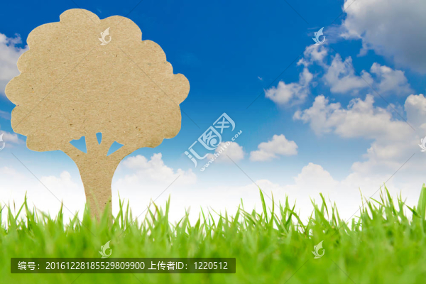 鮮綠色青草上的樹剪紙