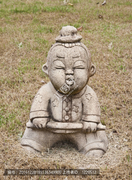一個中國男孩的雕像。