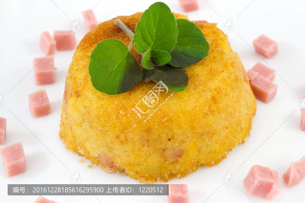 扇形的土豆和火腿丁