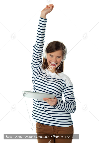 時髦的年輕女孩享受音樂與提高手臂