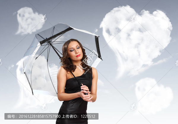 漂亮的年輕女人帶著雨傘和心