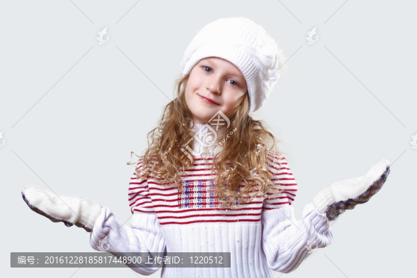 可愛的小女孩在冬天穿